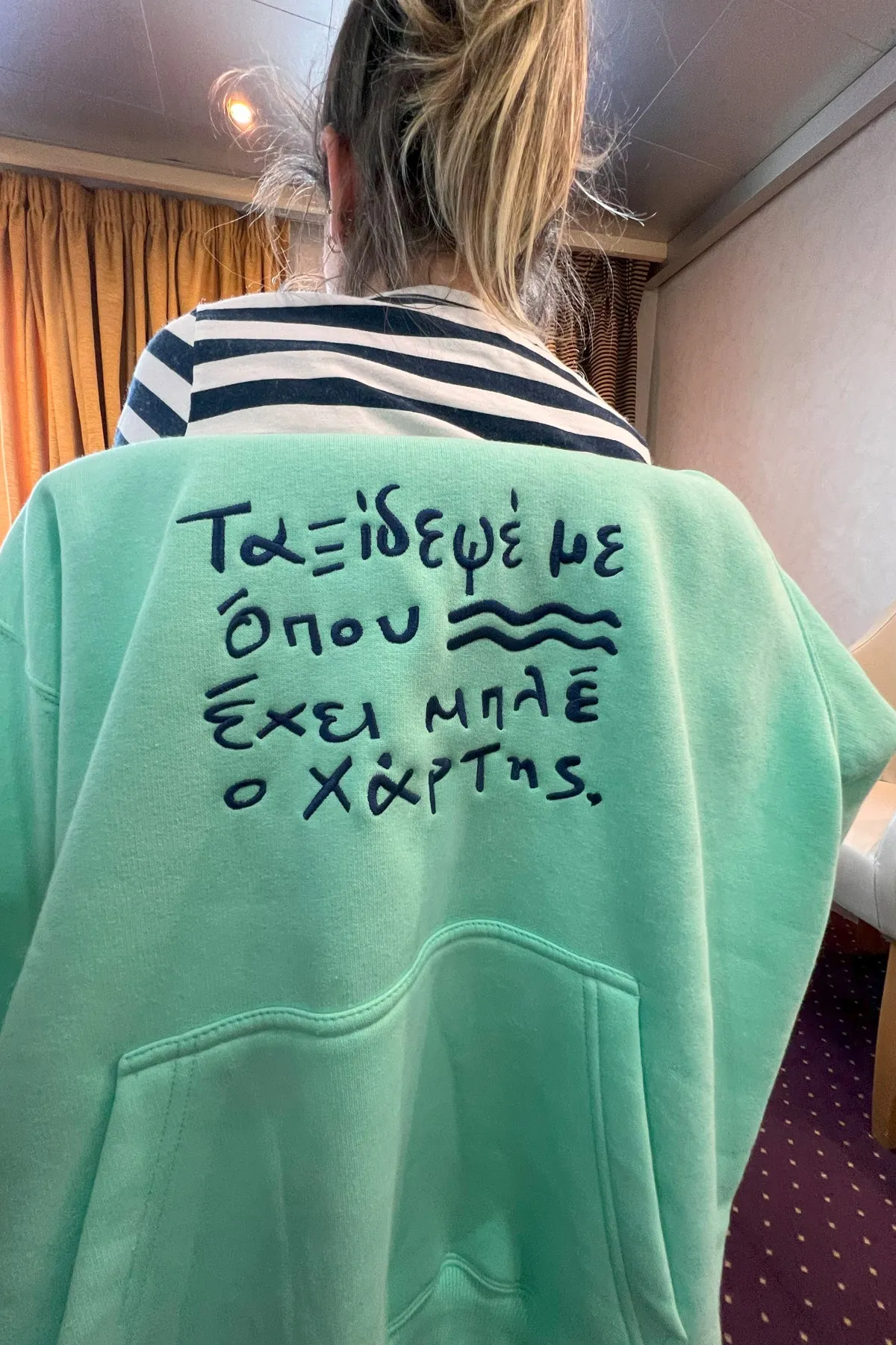 "Taksidepse me" Hoodie in Mint 𝗢𝗻𝗲 𝗦𝗶𝘇𝗲
