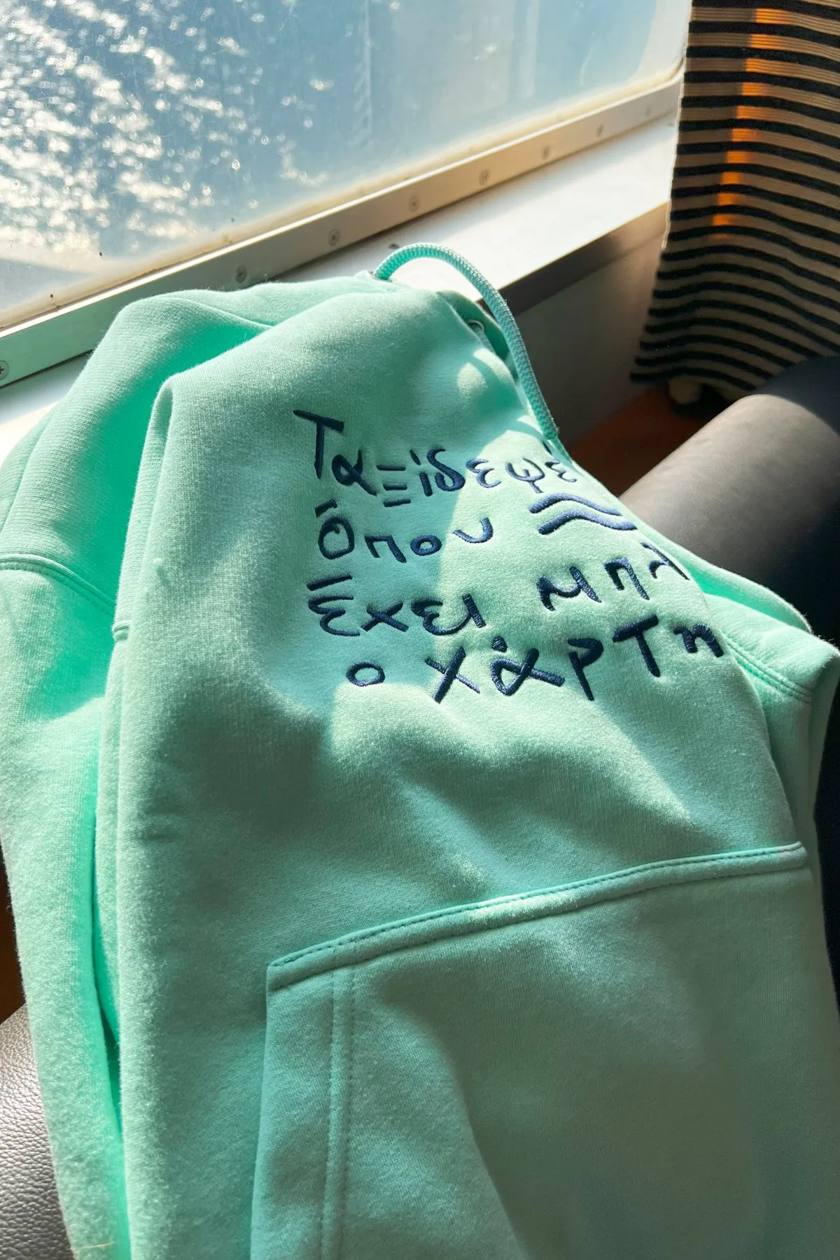 "Taksidepse me" Hoodie in Mint 𝗢𝗻𝗲 𝗦𝗶𝘇𝗲