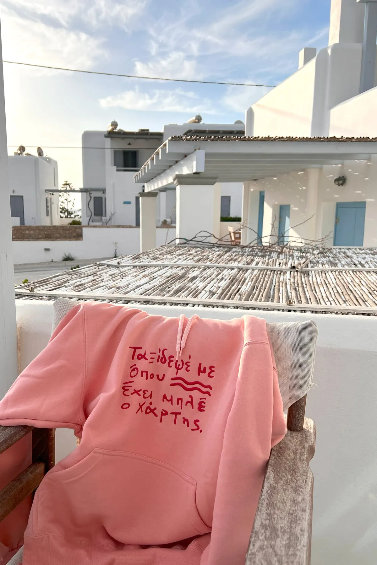 "Taksidepse me" Hoodie in Salmon Pink 𝗢𝗻𝗲 𝗦𝗶𝘇𝗲